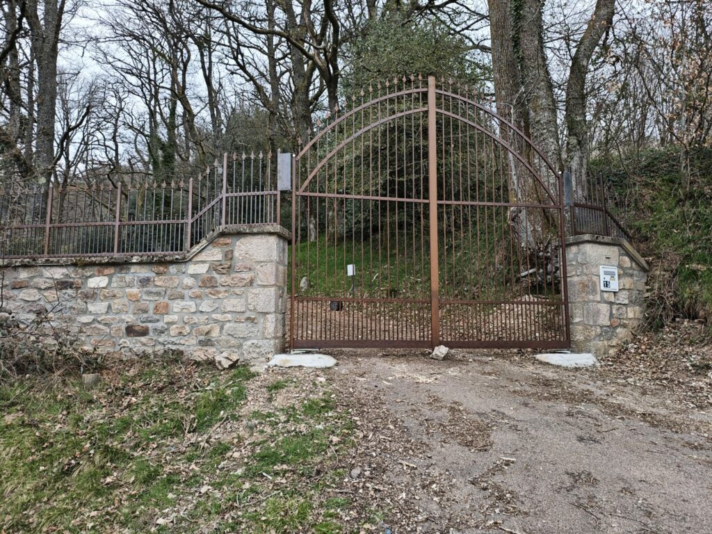 Clôture métallique galvanisée sur mesure en Côte-d'Or – Léo Masson, artisan métallier à Dijon