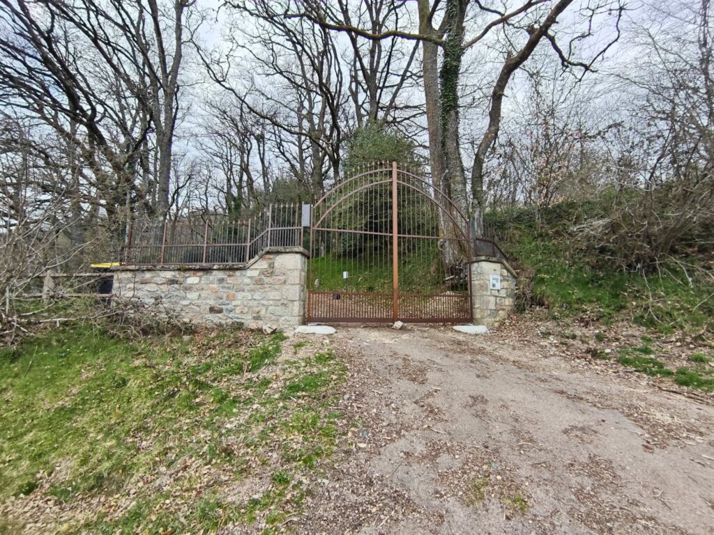 Portail battant sur mesure en acier, conçu et posé par Léo Masson, métallier en Bourgogne